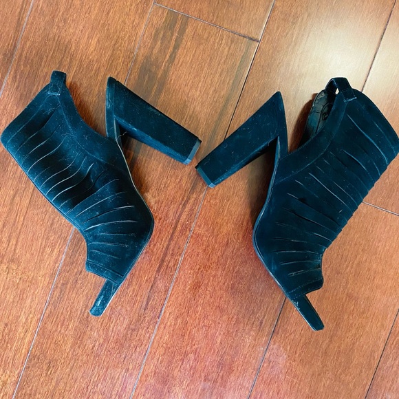 Carlos Santana Black Suede Open-Toe Ankle Strap Heeled Boots! - Picture 2 of 4